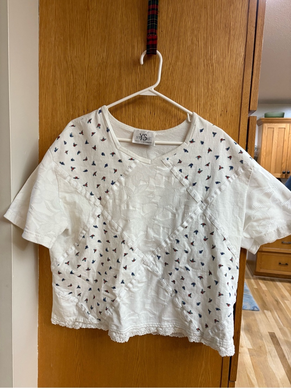 VS Studio Vintage White Patchwork Short Sleeve Top with Tiny Floral Motifs
